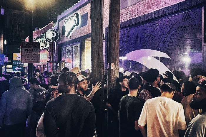 图注：美国达拉斯首发现场，安踏欧文一代引发抢购热潮