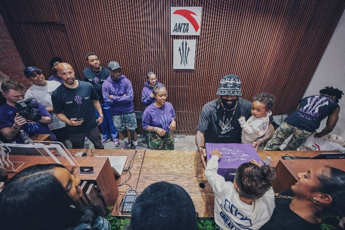 图注：安踏欧文一代在美国达拉斯首发，凯里·欧文亲临首发门店