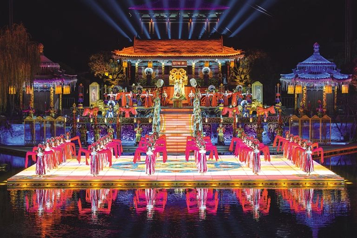 借助现代科技与艺术表现手段，舞剧《长恨歌》演绎水平不断突破。2月25日，冰火版《长恨歌》在华清宫景区上演。 记者 柏桦摄