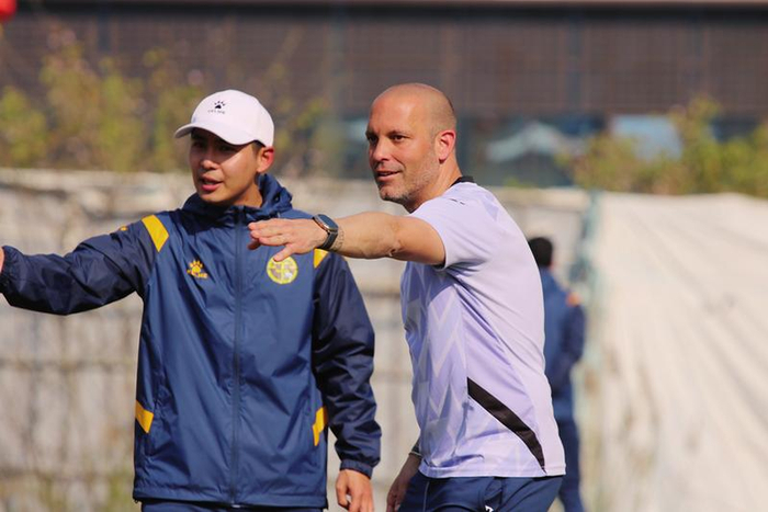     ▲教练员在球场上指导球员训练（俱乐部供图）