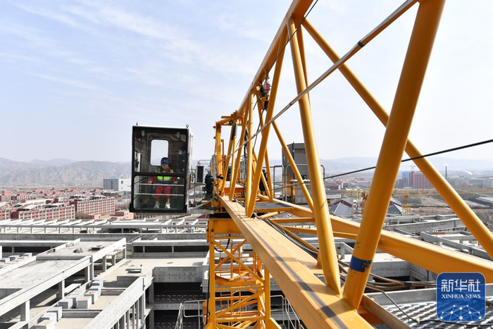 新华全媒 丨塔吊女班长的"云端"人生_新浪新闻