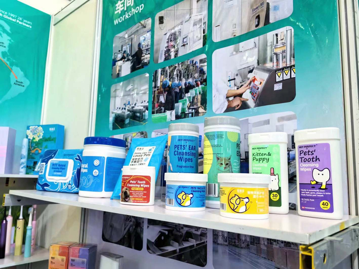 倍加洁面向外贸市场推出宠物用品。 屠明娟 摄