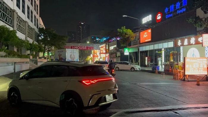 （图注：曼谷华人聚集区的比亚迪汽车和中国餐厅。&nbsp; 摄影：刘丁）