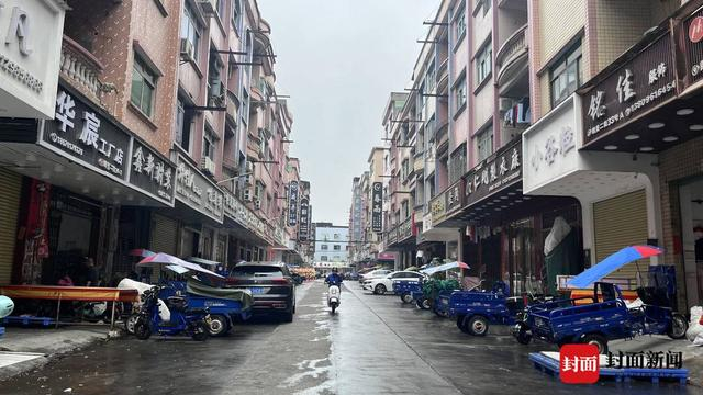 聚集在巷头社区的毛纺服装店 刘彦君摄