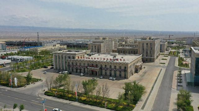 图为航拍阿拉山口边民互市二级市场展销中心（龙证宇 摄）