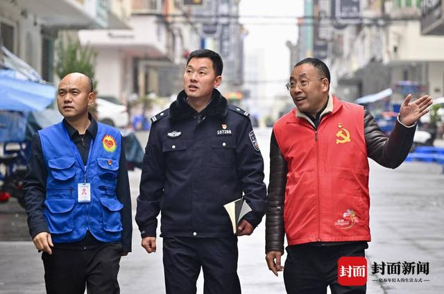 邓康兵（左一）、蒋成军（中）、游中华（右一）三人巡逻巷头社区 蒋俊伟摄