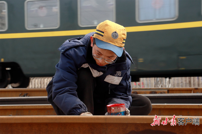 张皓正在刷新轨道标志.