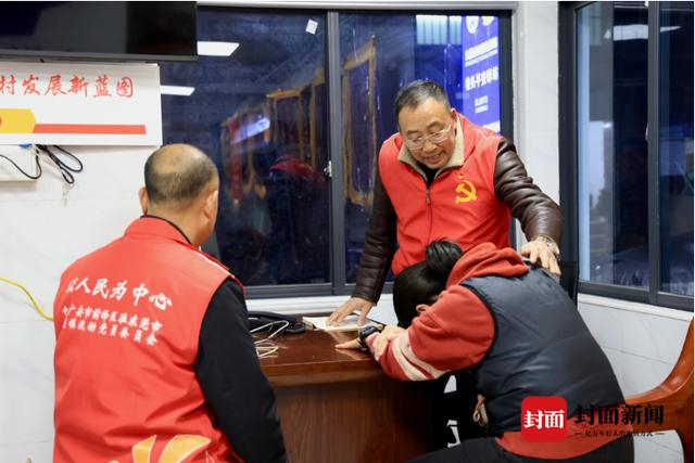 游中华与邓康兵正安慰求助者 蒋俊伟摄