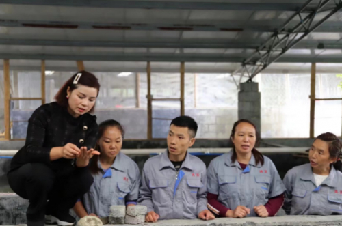 图说：重庆养殖石蛙的女性创业者杨娅飞，获得网商银行免息贷款，用灵活的现金流盘活了生意