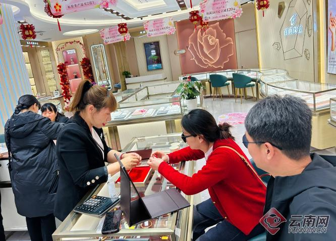消费者在黄金珠宝店挑选饰品&nbsp;记者 张梅焕 摄