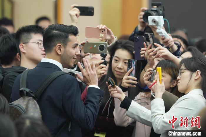 3月7日，跳过网红舞蹈“科目三”的中阿卫视记者方浩明在记者会后引发媒体关注。中新社记者 崔楠 摄