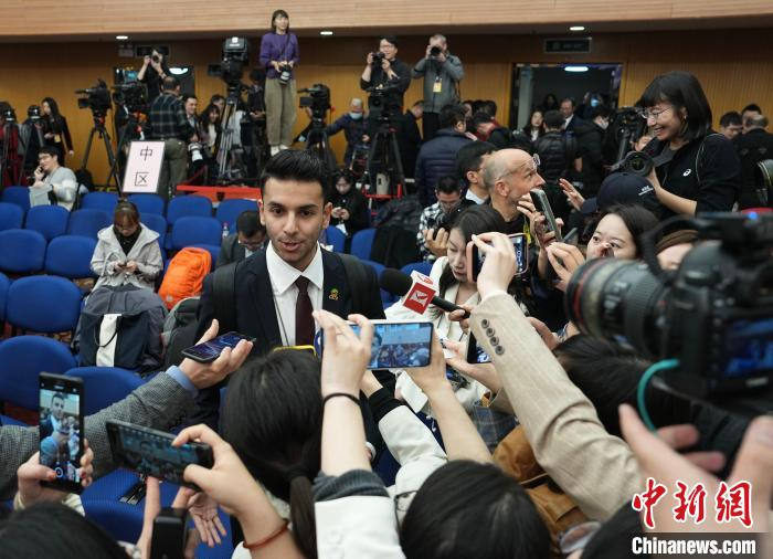 3月7日，跳过网红舞蹈“科目三”的中阿卫视记者方浩明在记者会后引发媒体关注。中新社记者 崔楠 摄