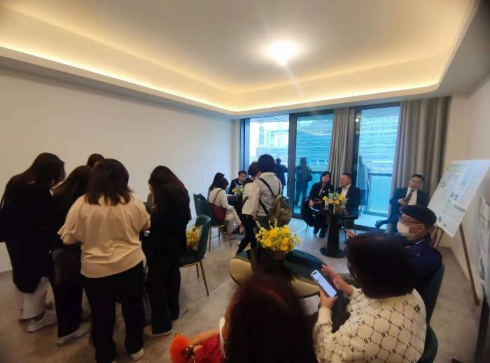 3月5日，不少购房者在维港一号排队看房。 梁宝欣/摄