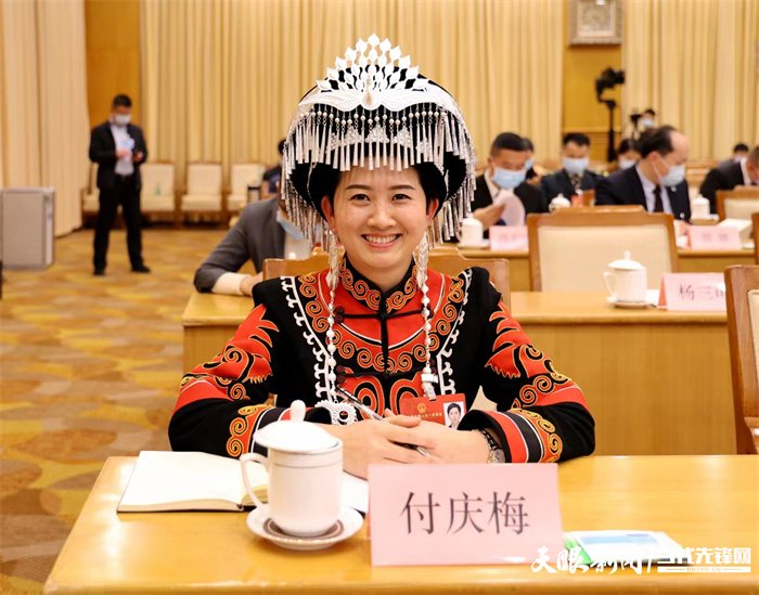 【两会·民生新观察】全国两会上,五朵金花为"她"发声