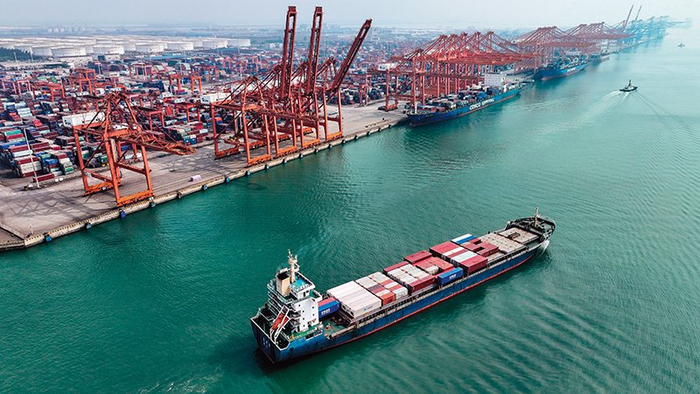 在广西钦州港，一艘货轮驶离码头（2023 年11 月24 日摄） 张爱林摄/ 本刊