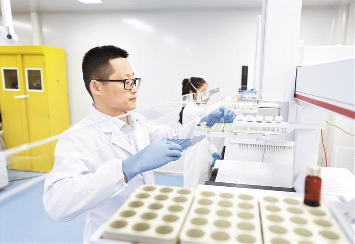  ←茅台集团质量部白酒检测实验室，质检员对小密封垫圈检测后萃取的溶液进行再次检测。 （本版图片由茅台集团提供）