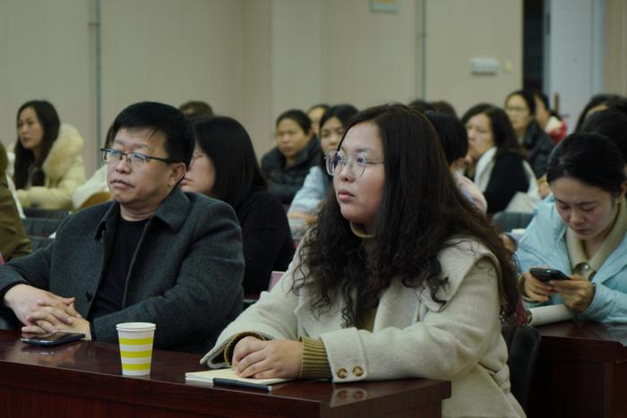 威县教育局信息中心主任吕计龙（一排左）与信息中心朱慧梅老师（一排右）