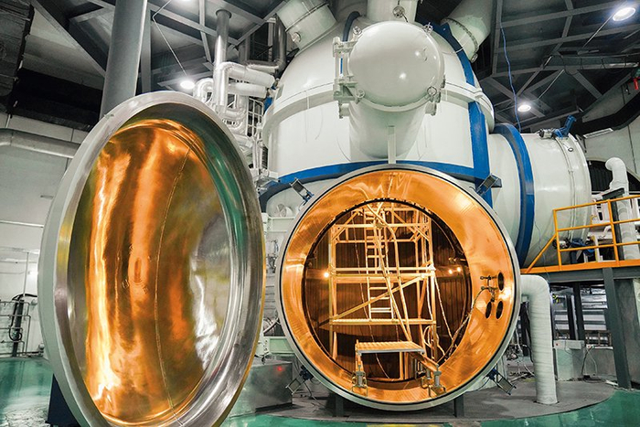 哈尔滨工业大学空间环境地面模拟装置月尘仓（2023 年4 月6 日摄）   王松摄/ 本刊