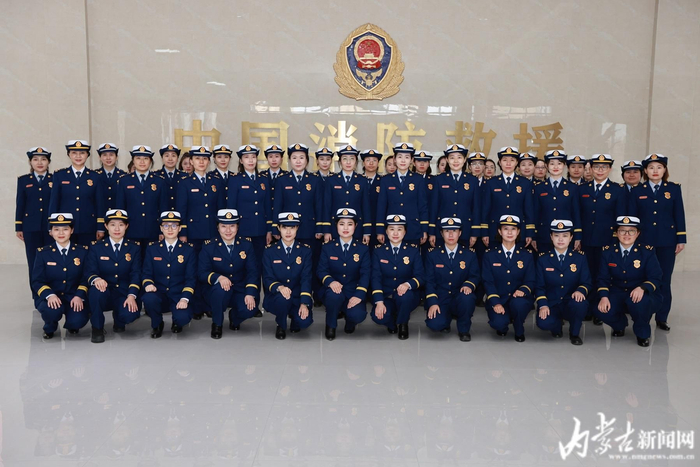 消防救援队伍中的“蓝姐姐”