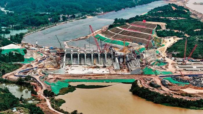  2023年12月24日，在平陆运河青年枢纽，施工队在建设水闸。图/新华