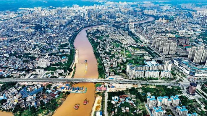  2023年12月24日，平陆运河流经钦州市区的河道。图/新华