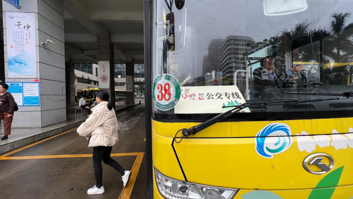 海口市38路公交车是敬老爱老公交专线，方便老年人出行。记者 王洪旭 摄