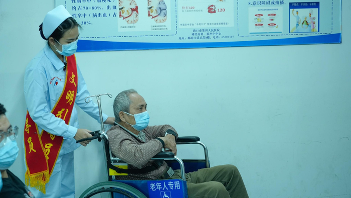 海口市第四人民医院推出行动不便及高龄老人免费陪诊陪检服务。记者 王洪旭 摄