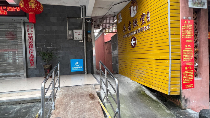 海口市琼山区府城街道鼓楼社区建设无障碍通道和长者饭堂，方便老年人办事和中午就餐。记者王洪旭 摄