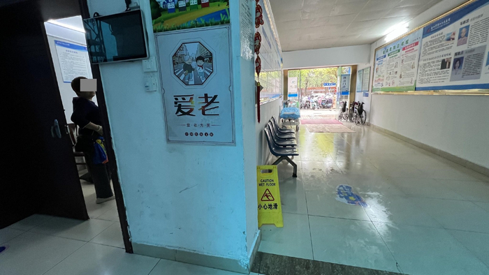海口市第四人民医院倡导爱老、助老，急诊科等待就医的患者让老年人先看病。记者 王洪旭 摄
