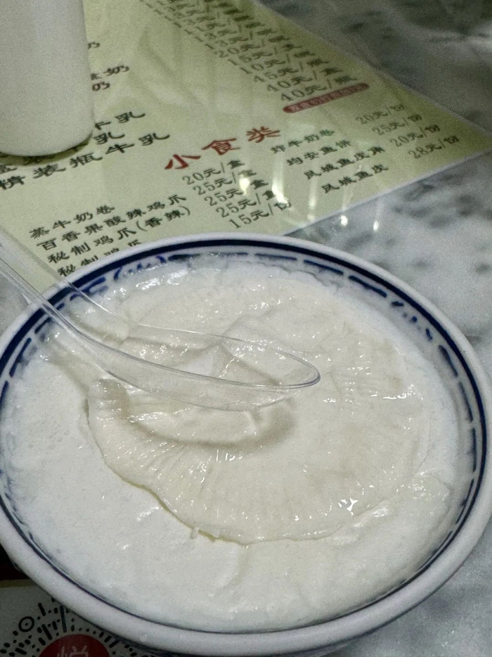 加入金榜牛乳的双皮奶。麦彤欣/摄