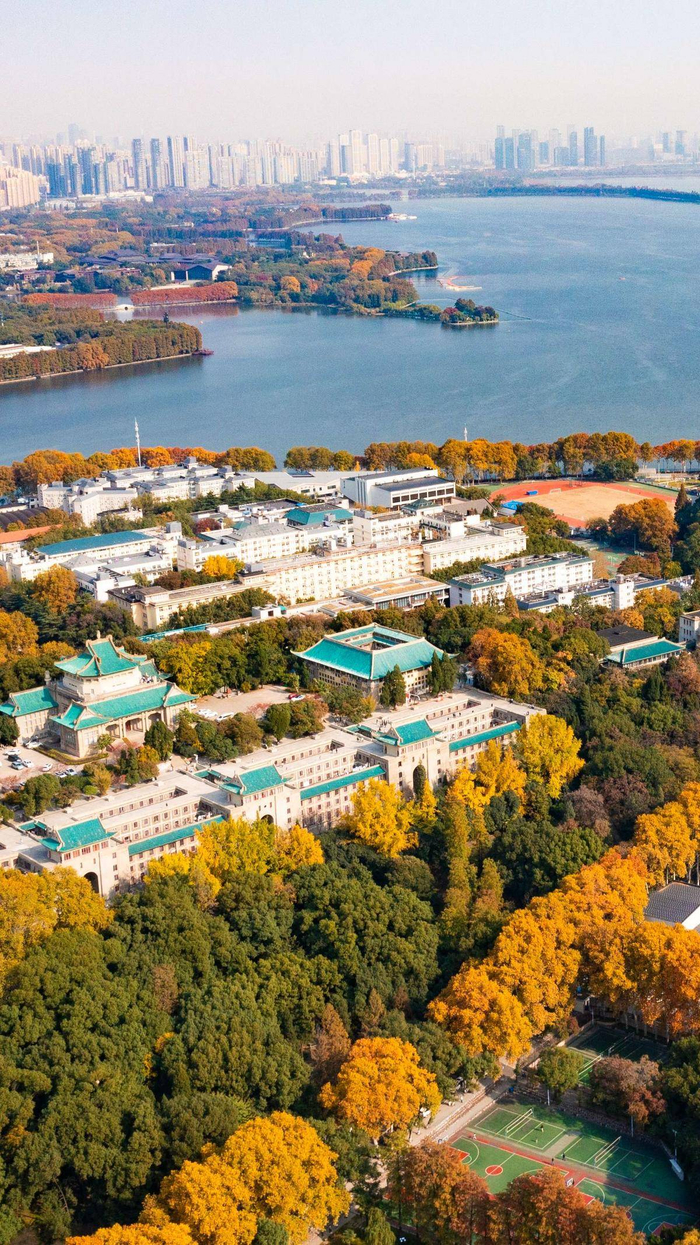 武汉大学坐落在美丽的珞珈山下,东湖之滨.