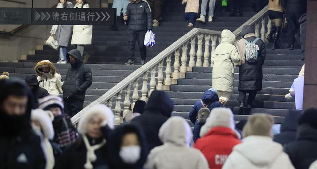 ▲今年年初，为照顾好不熟悉冰雪路面的南方游客，哈尔滨中央大街的地下通道处首次在地砖上铺了地毯防滑。图据视觉中国
