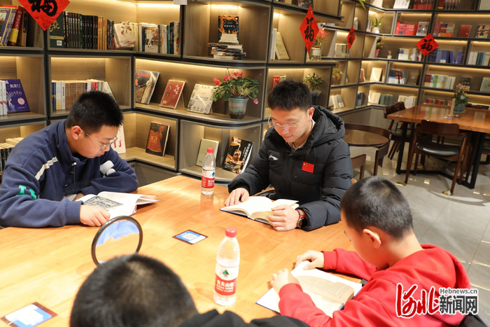 刘健带学生们一同读书。（刘健/供图）