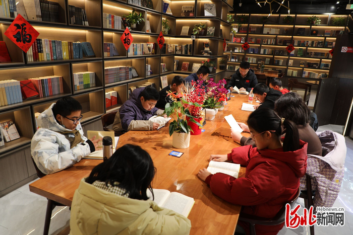 刘健带学生们一同读书。（刘健/供图）