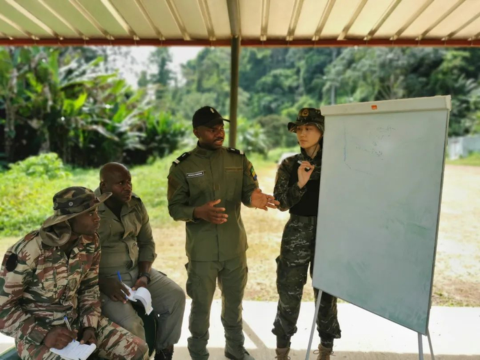 　郭子睿（右一）与外军交流