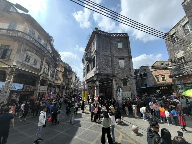 ▲广东江门，大批游客到电视剧《狂飙》拍摄地——江门市三十三墟街游览打卡。图据视觉中国