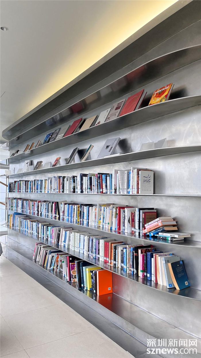 顶层是书吧，游客可边品味香浓咖啡，边欣赏美景。杨杰龙 摄