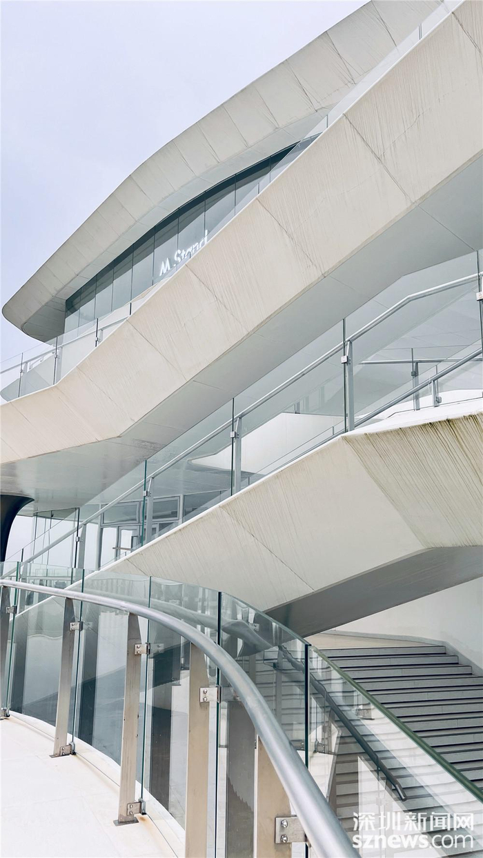 建筑分为三层，每层都有观景台。杨杰龙 摄