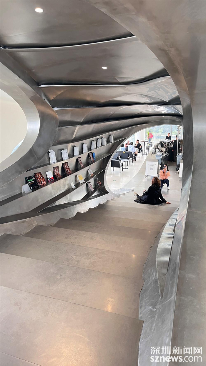 用手机拍摄，也能留下属于自己的精彩瞬间。杨杰龙 摄