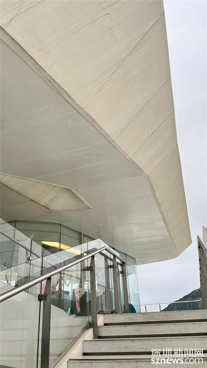 云海图书馆坐落在盐田云海公园山顶云海广场，海拔380米，自然风光秀美。杨杰龙 摄