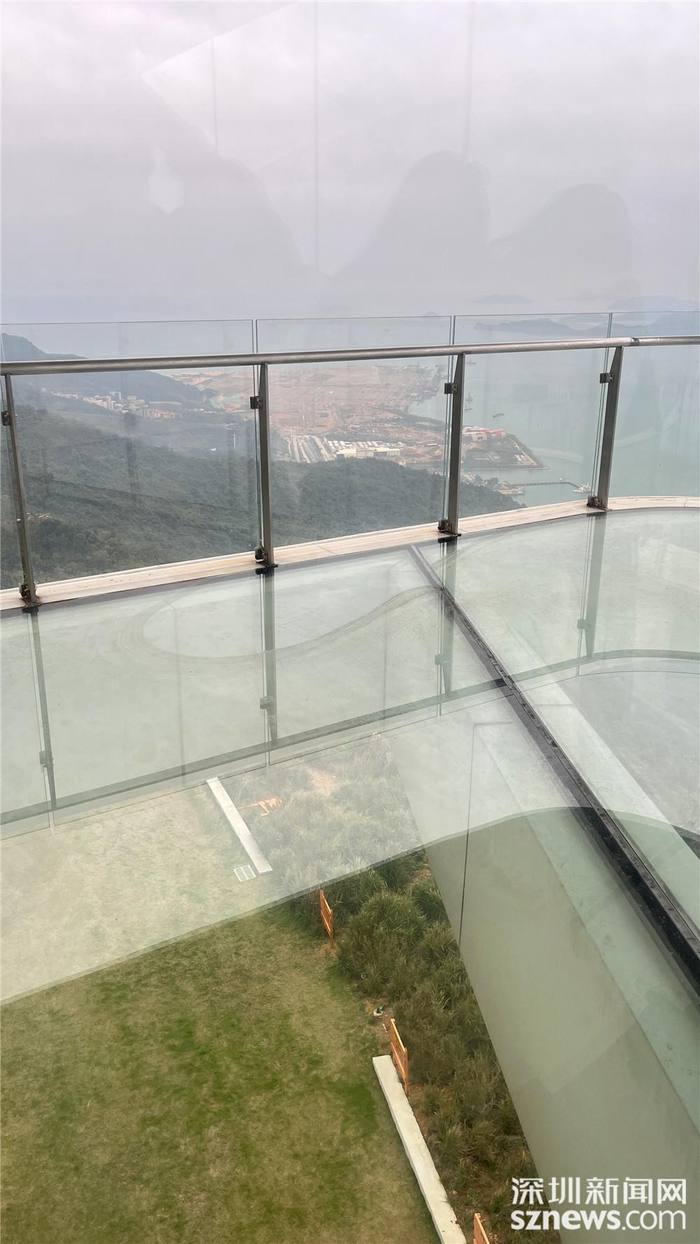 二层打造了全景玻璃观景台，梅沙尖和盐田港美景尽收眼底。杨杰龙 摄