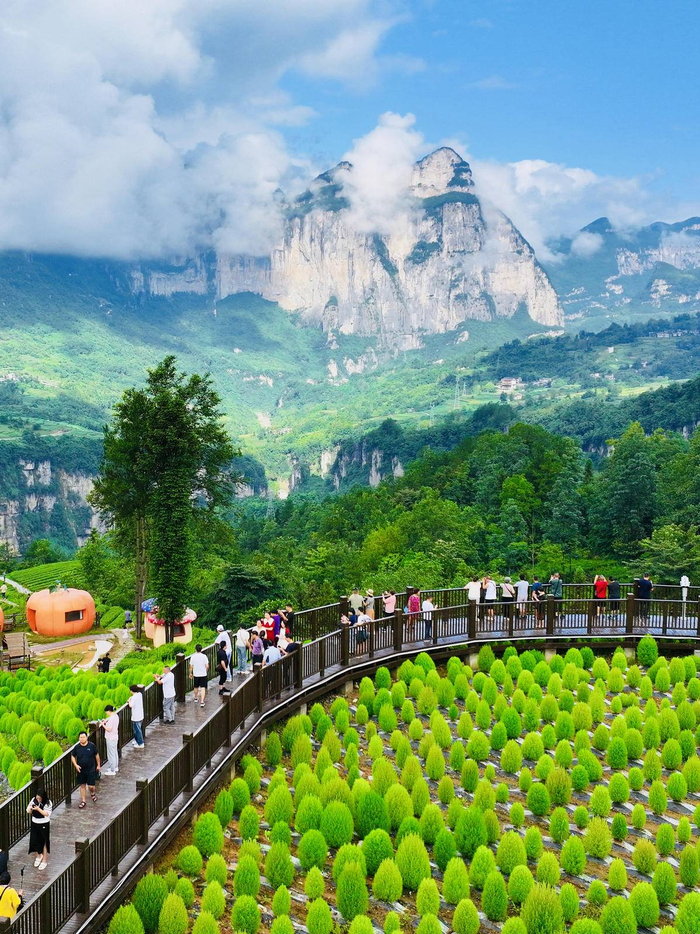 2023年8月2日，恩施市屯堡乡马者村，蓝天白云，青山叠嶂，吸引众多游客前来拍照打卡。（视界网 张远明 摄）