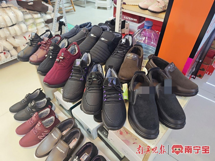 市面老人鞋品种繁多。记者 黎兆齐 摄