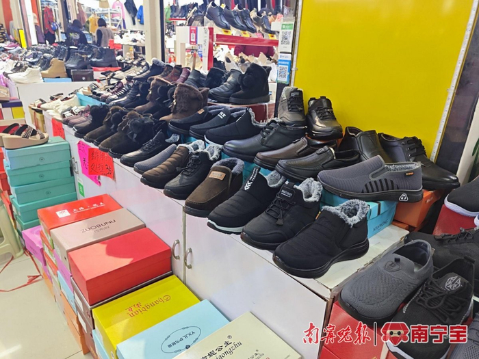 老人鞋摆放在明显位置。记者 黎兆齐 摄