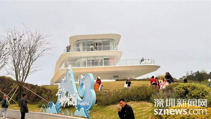 云海图书馆集文化、艺术与自然美景于一体，为游客们提供一个全新的文化体验。杨杰龙 摄