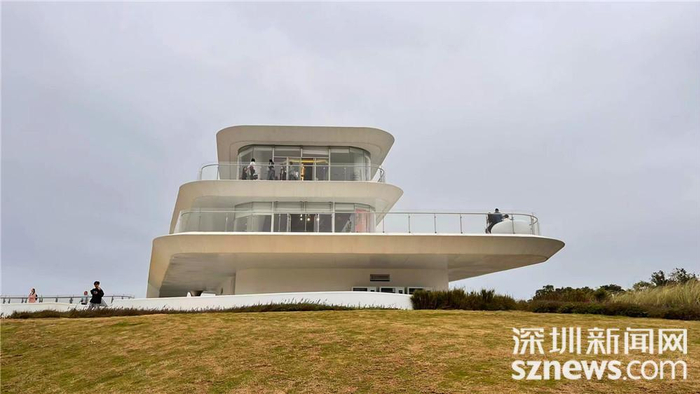 一层超大草坪，宛如一块巨大的绿色地毯铺，显得清新宜人。杨杰龙 摄