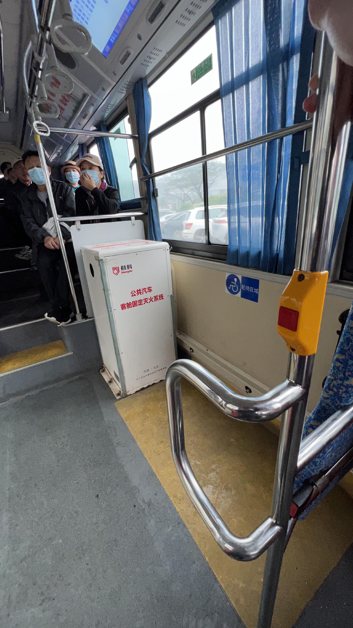 海口市38路公交车是敬老爱老公交专线，上下车处没有台阶，方便老人上下车，轮椅区域有防撞垫。 记者 王洪旭 摄
