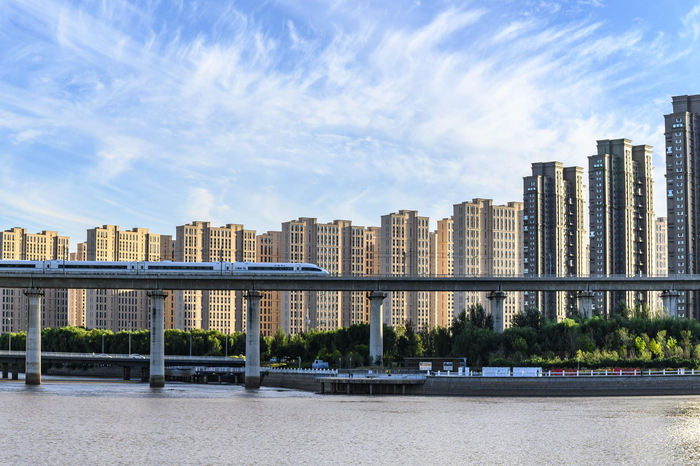 (长春伊通河高架桥高铁景观.来源:图虫创意)