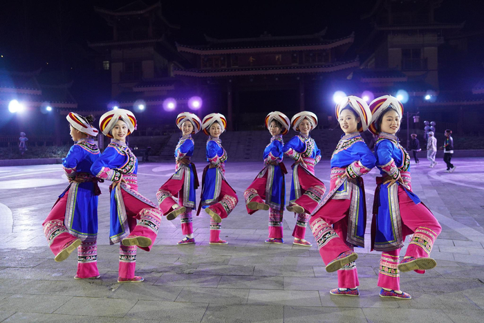 夜幕降临,华灯初上,晴隆县阿妹戚托小镇金门广场已经围聚了许多游客