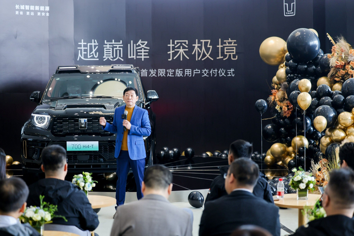 长城汽车董事长魏建军参与坦克700 Hi4-T限定版用户交付仪式。 长城汽车供图 华龙网发
